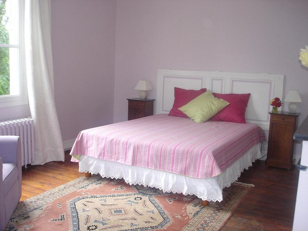 Bed and Breakfast Les Longchamps Neuille Екстер'єр фото