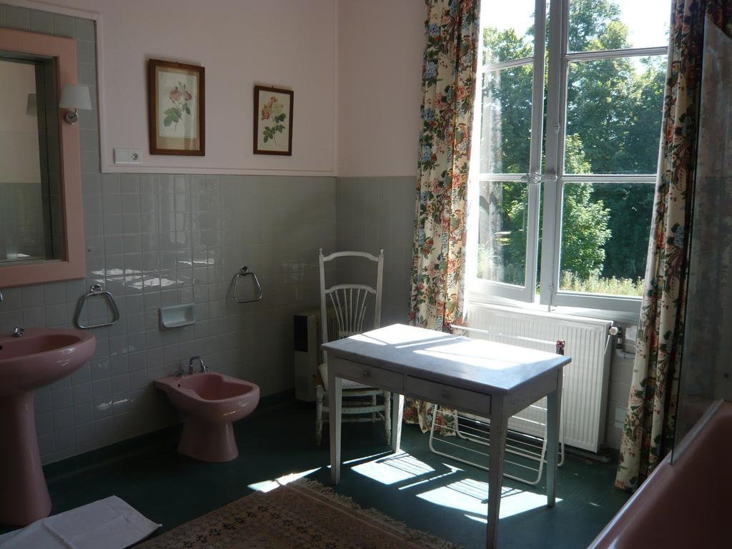 Bed and Breakfast Les Longchamps Neuille Екстер'єр фото