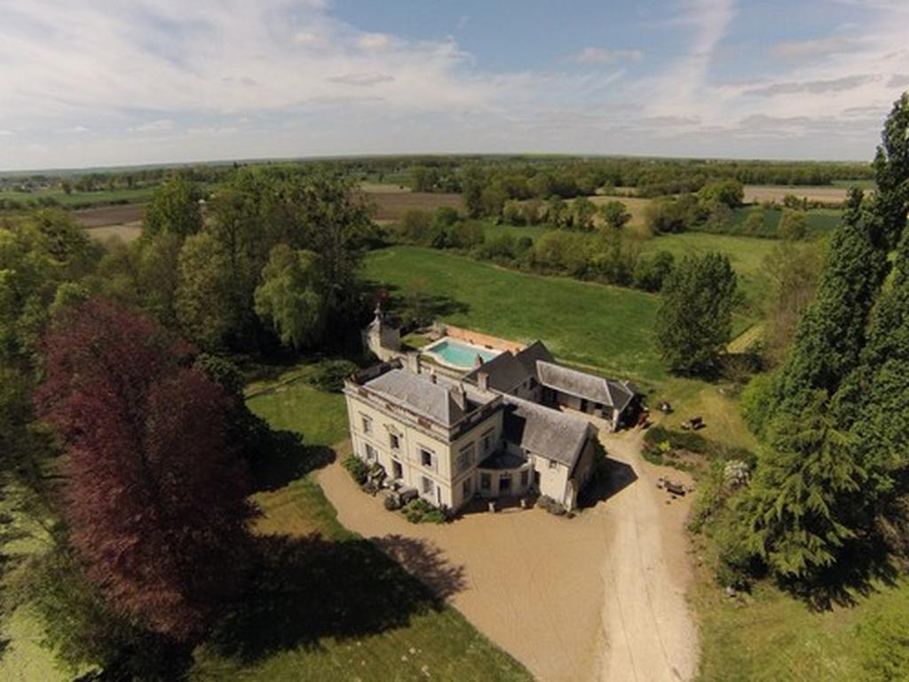 Bed and Breakfast Les Longchamps Neuille Екстер'єр фото