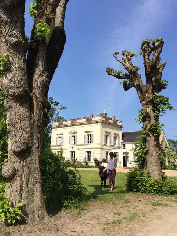 Bed and Breakfast Les Longchamps Neuille Екстер'єр фото