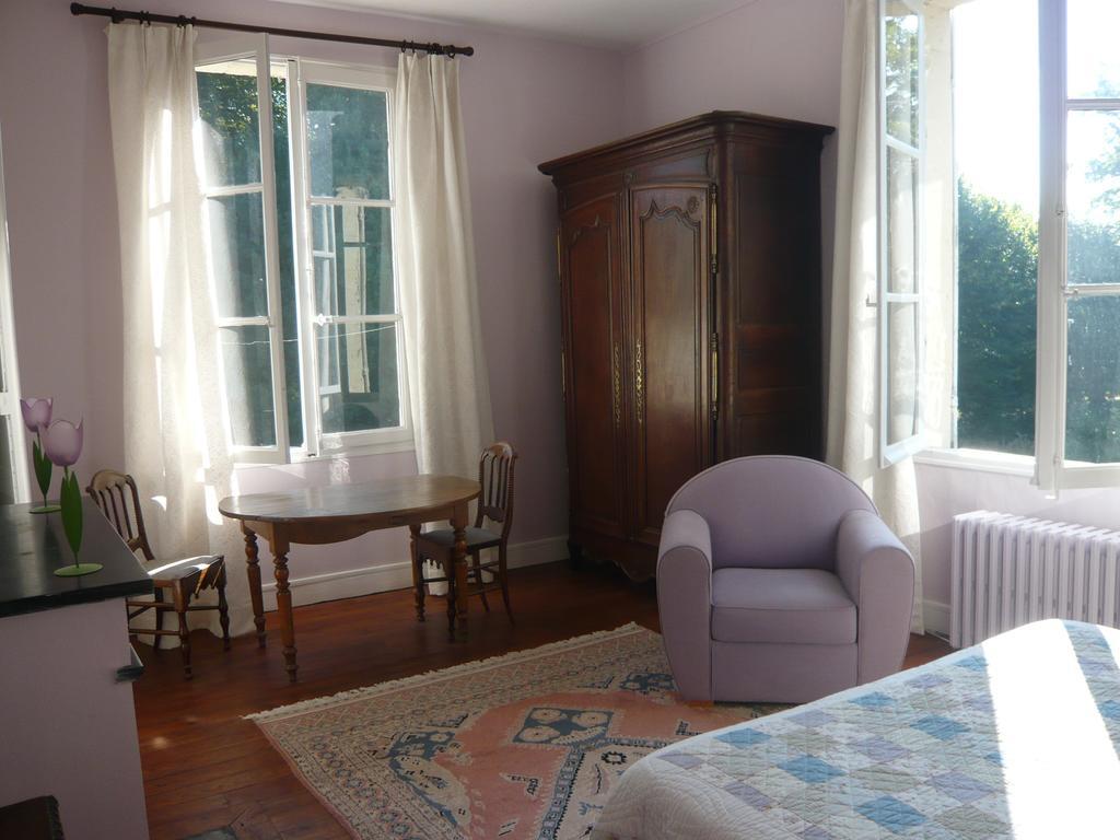 Bed and Breakfast Les Longchamps Neuille Екстер'єр фото