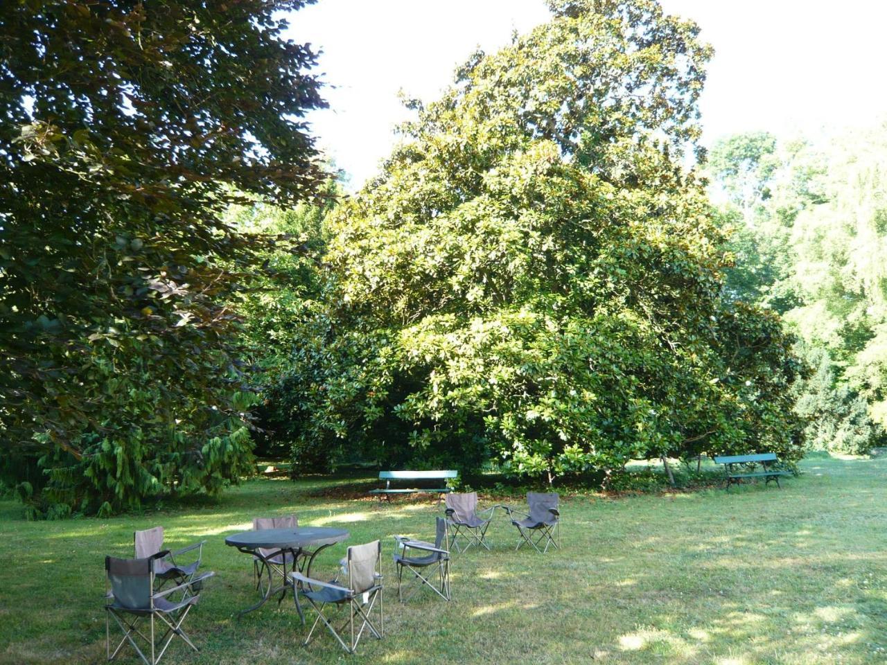 Bed and Breakfast Les Longchamps Neuille Екстер'єр фото