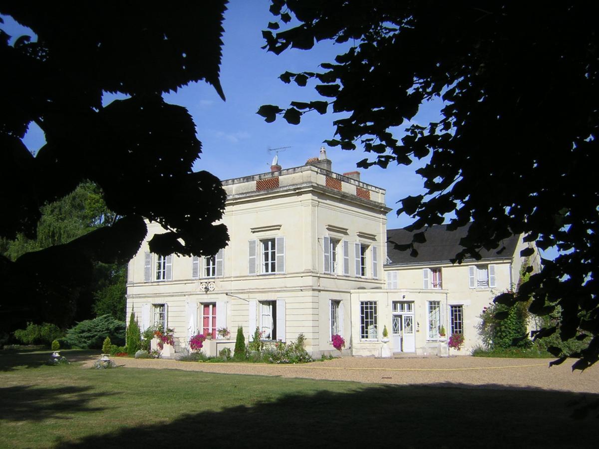 Bed and Breakfast Les Longchamps Neuille Екстер'єр фото