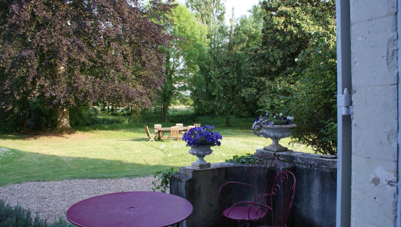 Bed and Breakfast Les Longchamps Neuille Екстер'єр фото